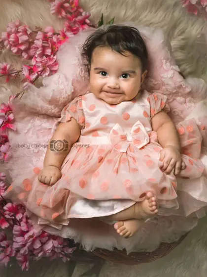 This sweet photo captures the peaceful and content nature of a younger baby. I use soft textures and gentle posing for my infant and newborn sessions.