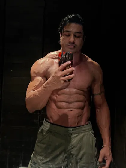 Just your average mid physique powerlifter. This is my sarcastic take on the myth that powerlifters can't be lean and aesthetic.