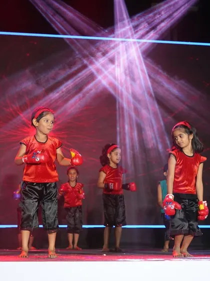 A high-energy performance with children dressed as boxers, showing strength and coordination.