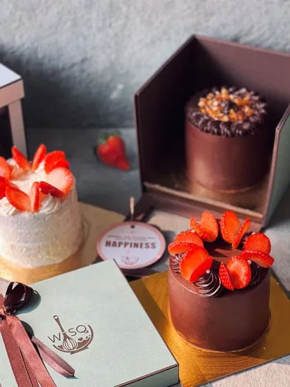 A trio of our mini cakes, perfect for a cozy treat. This set includes a vanilla cake with strawberries, a chocolate cake with strawberries, and a chocolate caramel cake, all ready for gifting.