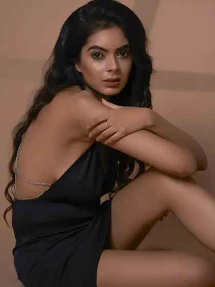 A bronzed and glamorous look for a studio photoshoot. I used warm tones and a soft contour to define her features, paired with loose waves for a relaxed yet chic vibe.