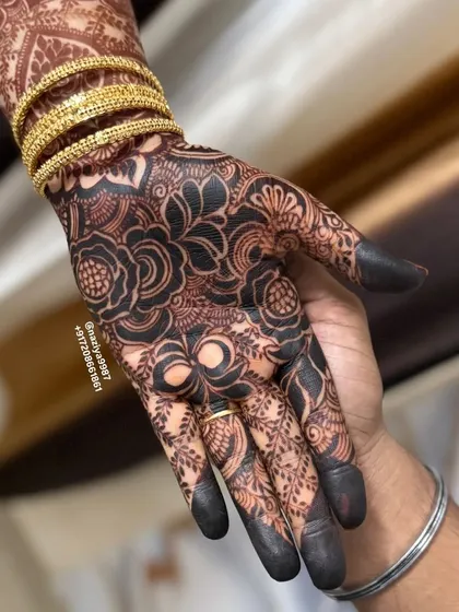 This is the same design, but with the black residue from the henna paste still on. This 'instant' look is also very popular.