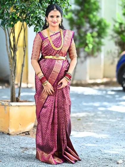 A duplicate image of the magenta Kanchivaram ensemble.