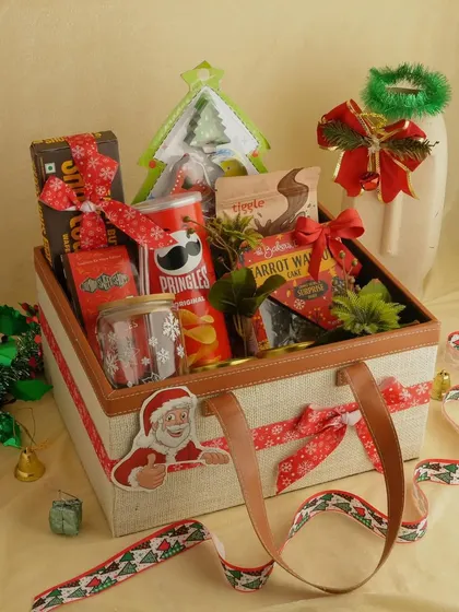 This Christmas-themed hamper is packed in a stylish tote bag. It's filled with Pringles, carrot cake, and other treats, making it a perfect and substantial gift for the holiday season.