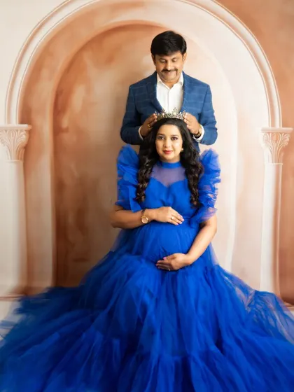 A beautiful portrait of the husband crowning his queen. It's a symbolic gesture that celebrates the mother-to-be.