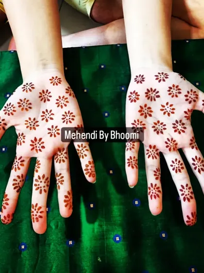 On client demand, I created this aesthetic and minimal design with simple floral dots covering the palms and fingers. It’s a very trendy and subtle way to wear mehendi.