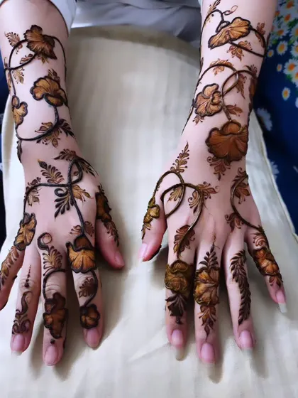 The complete look of the delicate vine henna, perfect for someone wanting an elegant and understated design.