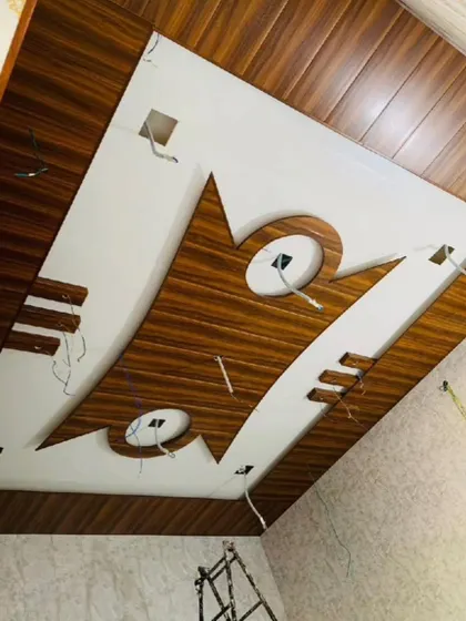 Yeh ek under-construction ceiling hai jismein humne wooden aur white panels ka combination use kiya hai. Wiring ke liye jagah pehle se hi plan kar li jaati hai.