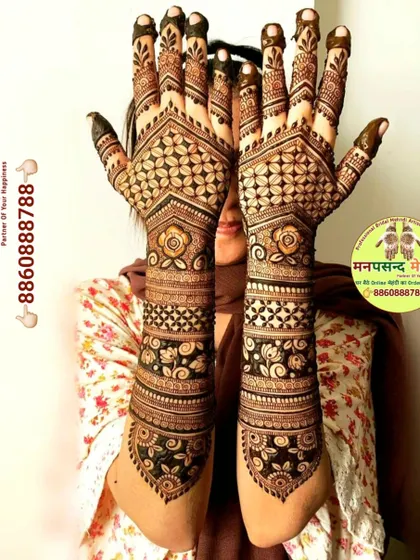 An elegant back-of-hand design with floral and geometric patterns. The way the design covers the hands is both traditional and fashionable.