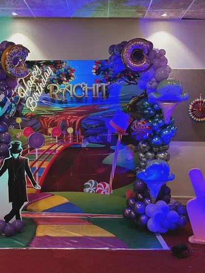 A world of pure imagination with this Charlie and the Chocolate Factory theme. The backdrop depicts the iconic candy river, complete with giant candy props and a Willy Wonka cutout.