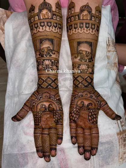 Another angle of the groom's mom's beautiful and intricate mehendi.