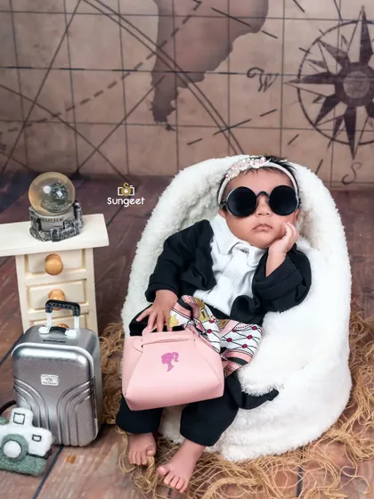 A close-up of our fashionable little traveler. With her mini handbag and sunglasses, she's ready for a shopping trip in Paris or Milan.
