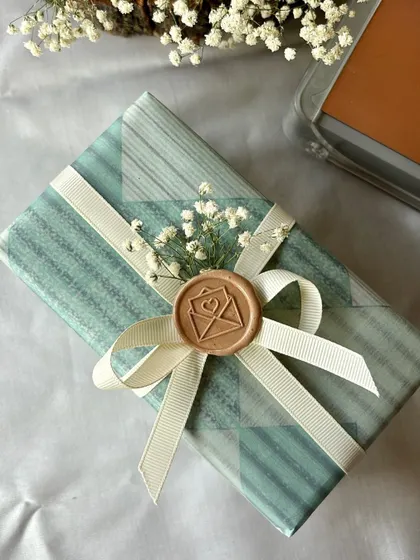Wrapping joy, one gift at a time. Here is a collection of some of my favorite gift wrapping styles, featuring everything from bold colors and patterned paper to minimal wraps with vellum, dried flowers, and wax seals.
