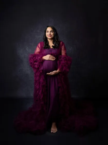 A hopeful and forward-looking pose. The mother-to-be gazes upwards, creating a portrait filled with anticipation and dreams for the future.