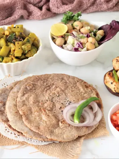 This is a perfect example of a tasty and diabetic-friendly meal. It includes high-fiber rotis, a vegetable sabzi, chickpea salad for protein, and grilled paneer. Every component is chosen to be low on the glycemic index while being high in flavor.