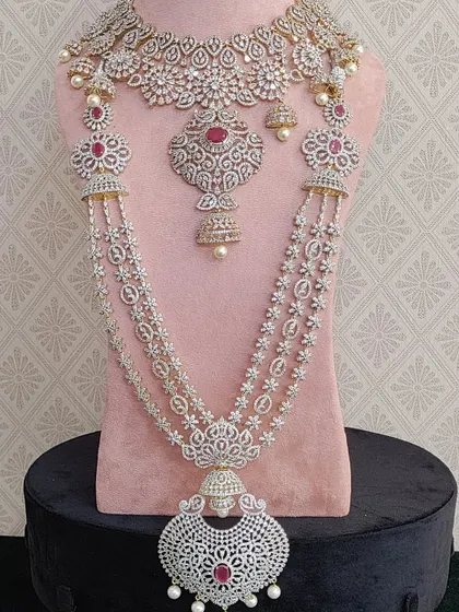 A grand AD stone bridal set with a large jhumka-style pendant. This is a true statement piece for a bride who wants to sparkle.