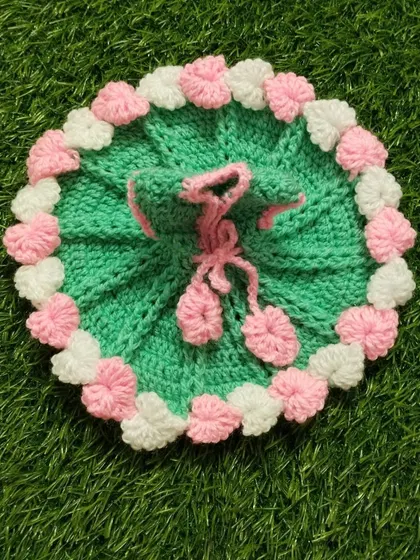 This cozy winter dress is made with green wool and features a border of delicate pink and white flowers. It's a soft and warm choice for your Kanha Ji.