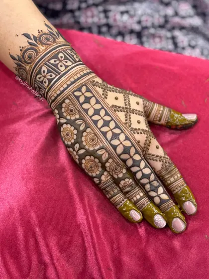 A full and rich design for the groom's sister. This piece combines floral, geometric, and grid patterns for a beautiful and complete look.