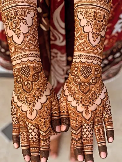 This symmetrical design features beautiful heart-shaped motifs and scalloped edges, perfect for a romantic occasion.