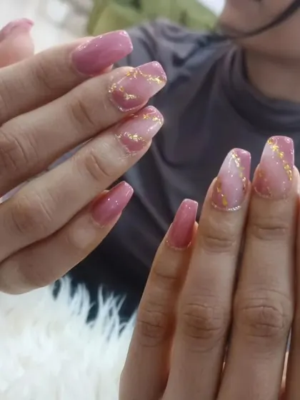 A lovely pink set with a marble-like effect and sparkling gold foil flakes.