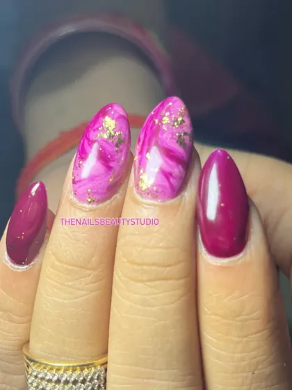 A closer look at the hand-painted marble effect with gold foil, showing the beautiful blend of colors.