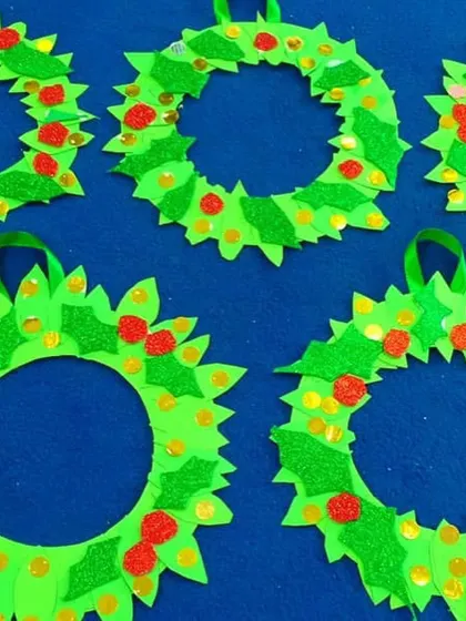 Christmas vibes are in the air! My elementary students made these beautiful and sparkly paper wreaths to decorate their homes for the holidays.