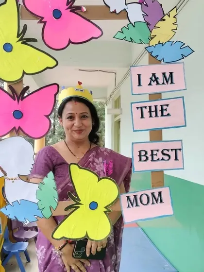 A fun and memorable moment from the "Best Mom" event at the school. Creating a positive and celebratory atmosphere is so important for making wellness feel joyful and accessible to everyone.