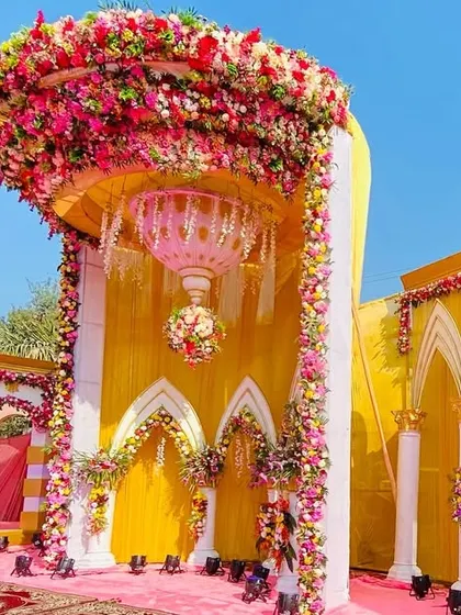Another daytime shot of the palace-style stage, this time in a yellow and orange color scheme.