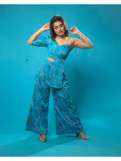Another full-length pose in the modern and comfortable co-ord set.