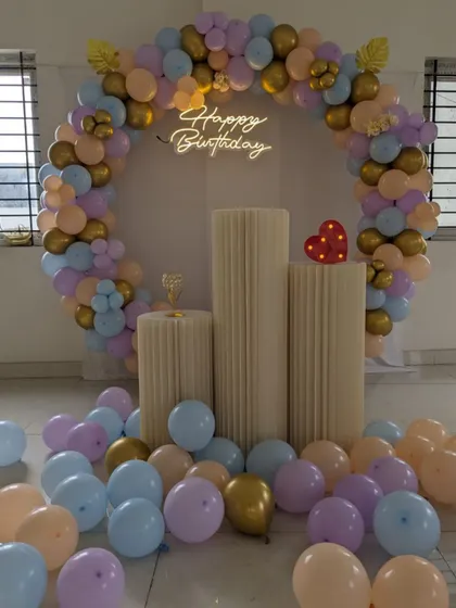 A full view of the pastel and gold circular balloon arch setup, perfect for any elegant birthday party.