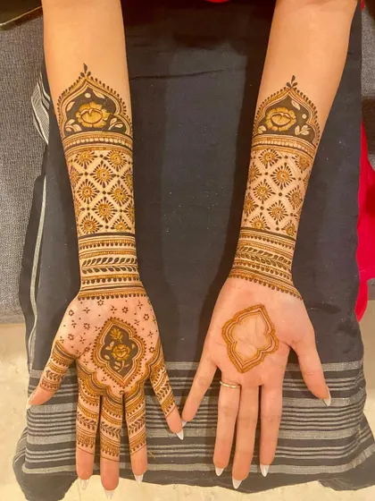 This bride chose a simpler, elegant design. Not all bridal mehendi has to be super dense to be beautiful. The result is incredibly classy.