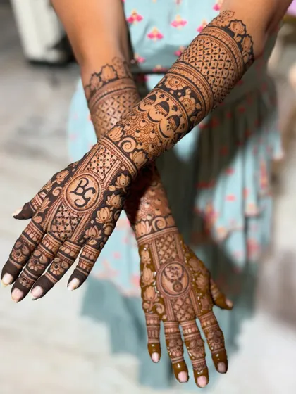 This design features the couple's initials, "BG," and a yin-yang symbol, representing their balance and harmony. It's a beautiful way to add personal meaning to a traditional design.