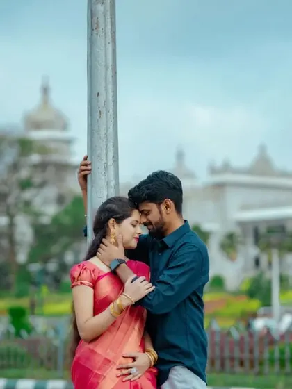 An intimate embrace with the Vidhana Soudha in the background. This shot beautifully captures a personal moment against a grand, public landmark.