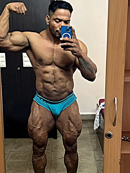 A mirror selfie showing the "dry" look during peak week. This is the result of water and sodium manipulation.