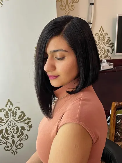 The side profile shows the steep angle of the bob.