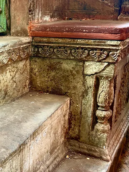 A close-up of the decaying yet intricate details on a haveli's exterior. Even in ruin, the craftsmanship of a bygone era is evident, a key focus of our architectural explorations.