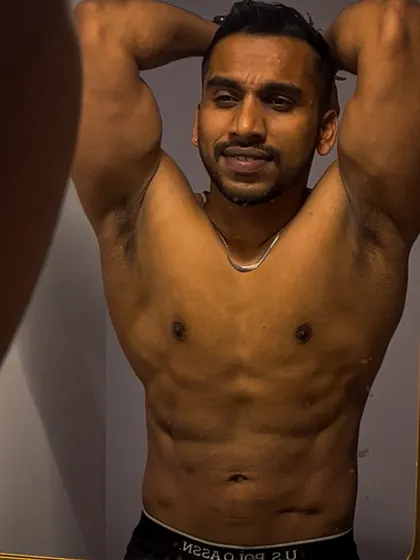 Checking the progress. A shirtless mirror shot to assess my current conditioning, focusing on the chest and abdominal muscles. This is part of holding myself accountable.
