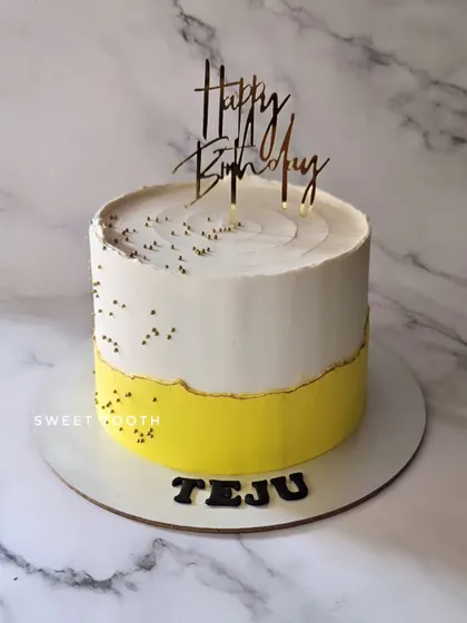 A simple and modern yellow and white cake for Teju's birthday. The torn edge effect with gold lining adds a touch of sophistication.
