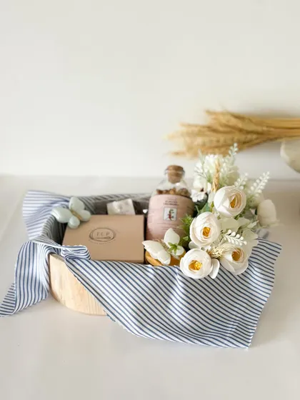 This round wooden basket wrapped in a striped cloth is a chic and modern option for a baby announcement hamper. It’s filled with our best eggless goodies.