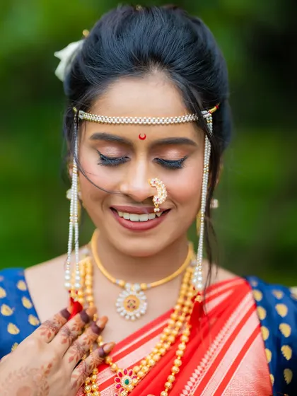 This is the essence of my work: minimal magic for the Maharashtrian bride. I focused on creating flawless, glowing skin and enhancing her natural features, complete with a traditional nath and mundavalya, for a look that is both timeless and radiant.