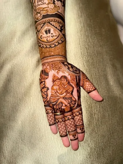 A close-up of the palm from the baby shower design, featuring a sweet portrait of an expecting couple.