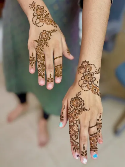 An angled shot of the graceful Arabic floral mehendi.