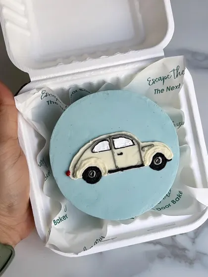 For the vintage car lover, this mini cake features a hand-piped Volkswagen Beetle. It’s the small details that make these cakes so special.