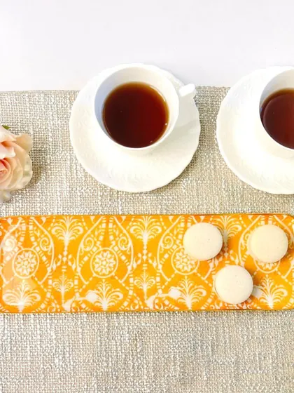 This long yellow tray with a damask print is a versatile serving solution. It is ideal for serving a row of starters or for a chic tea-for-two setup.