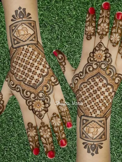 An elegant design with swan motifs, perfect for the Hariyali Teej festival.