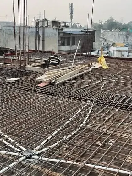 A view of the roof slab under construction. The network of steel rebar and electrical conduits is carefully laid out before the concrete is poured, a critical step that determines the structural integrity and functional layout of the floor above.