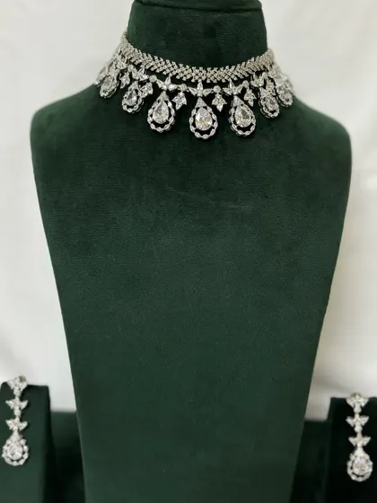A simple American diamond necklace with matching earrings. This is a versatile rental set that can be worn for various occasions.