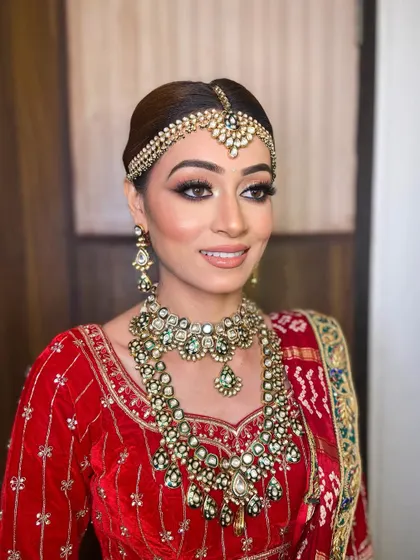 Bhavika’s wedding look was a beautiful blend of tradition and grace. I used warm, earthy tones on her eyes and a neutral lip to let her magnificent jewelry and red velvet lehenga shine.
