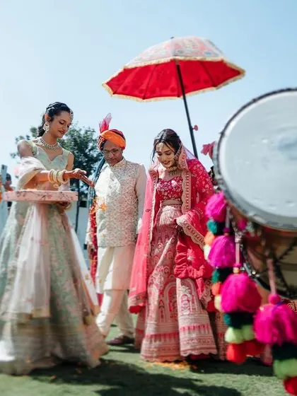 The bride's entrance during the baraat, with a dhol player in the foreground. We use creative framing to tell a more complete story of the moment.