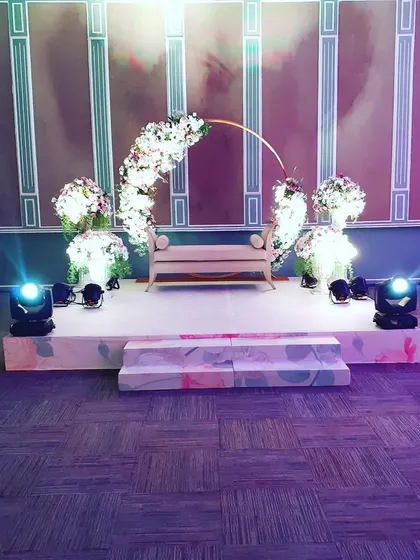 A full view of the minimalist photo corner. This design shows that you don't always need overwhelming decor to make a statement; sometimes, clean lines and beautiful flowers are all it takes.